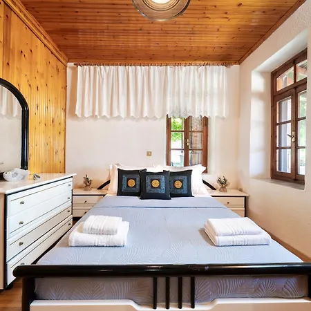 Rustic 2 Min Walk To The Heart Of Apartment