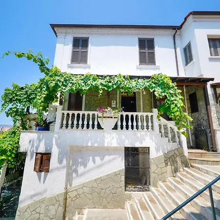 Rustic 2 Min Walk To The Heart Of Apartment *